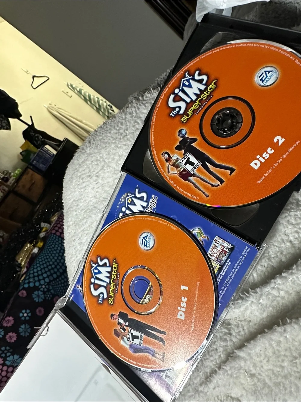 The Sims: Superstar Expansion Pack & 1602 A.D. -used scratches on case